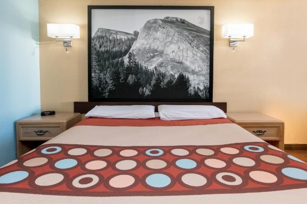 Super 8 by Wyndham Bishop image 11