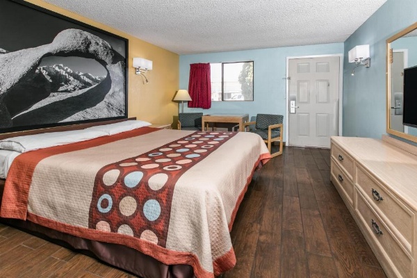 Super 8 by Wyndham Bishop image 12