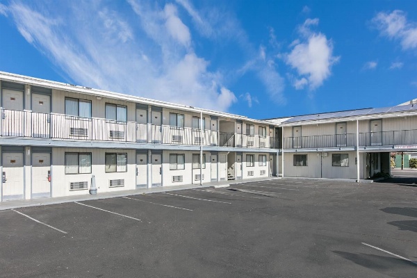 Super 8 by Wyndham Bishop image 4