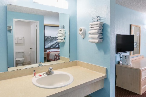 Super 8 by Wyndham Bishop image 6